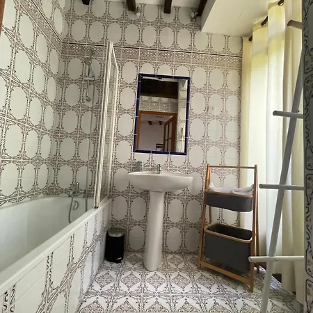 Domaine La Tour Bed & Breakfast 3*